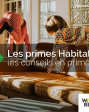 Couverture de la brochure Primes Habitation, représentant des enfants qui sautent sur un canapé